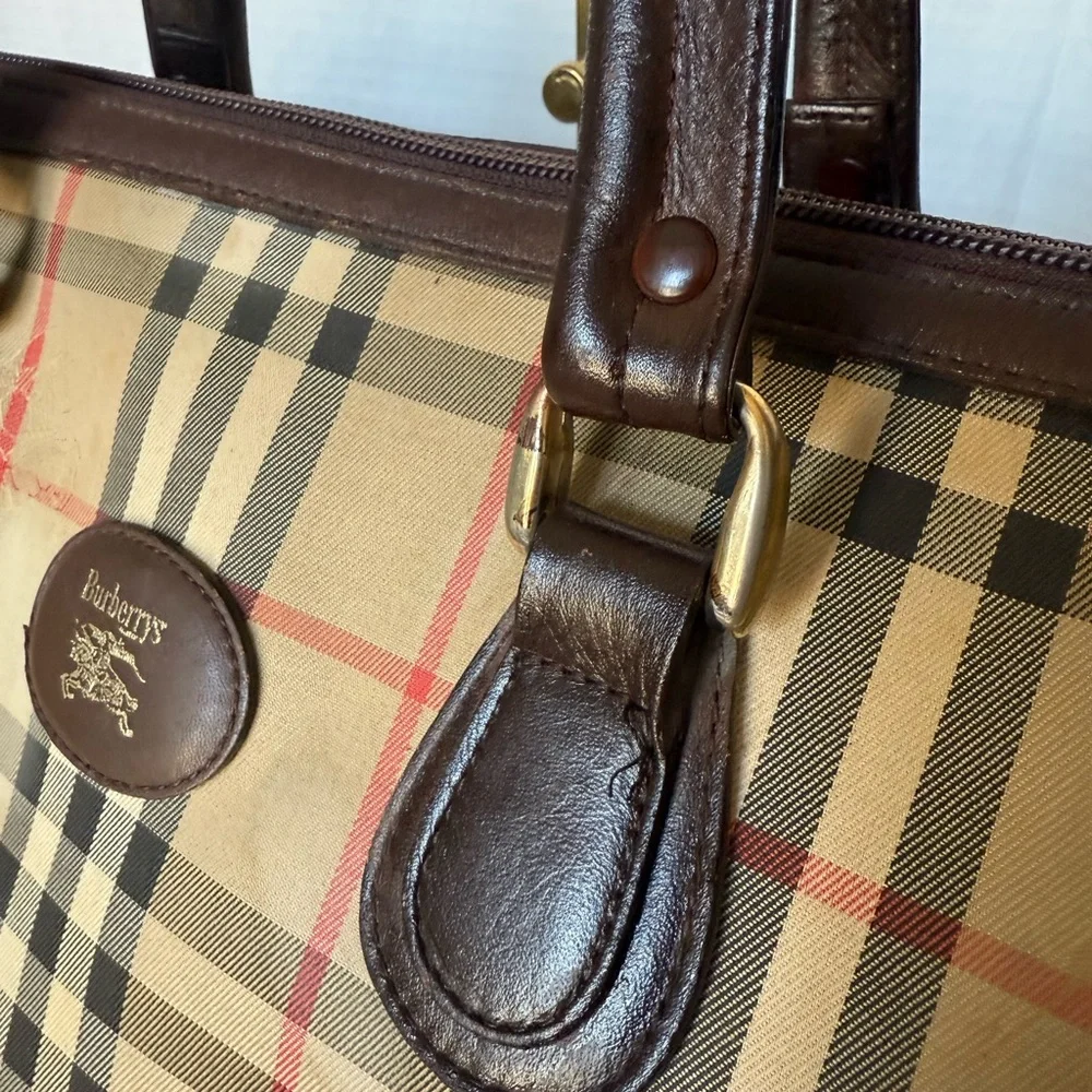 Burberry Boston Medium Size. - Picture 5 of 17